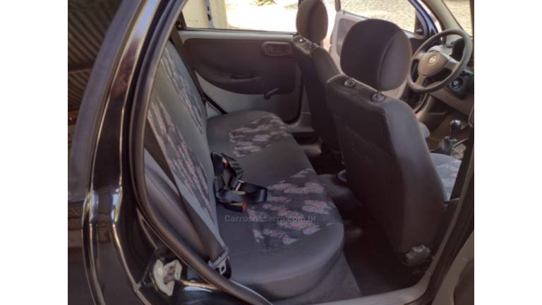 CHEVROLET - CORSA - 2004/2004 - Preta - R$ 17.500,00