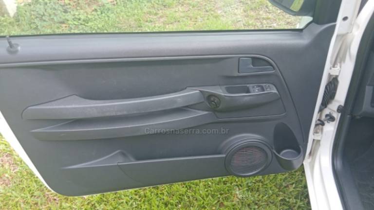 VOLKSWAGEN - FOX - 2004/2004 - Branca - R$ 22.500,00