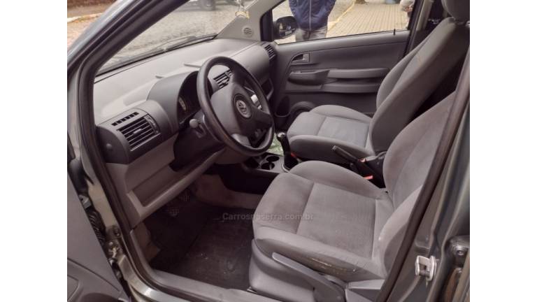 VOLKSWAGEN - FOX - 2010/2010 - Cinza - R$ 33.900,00